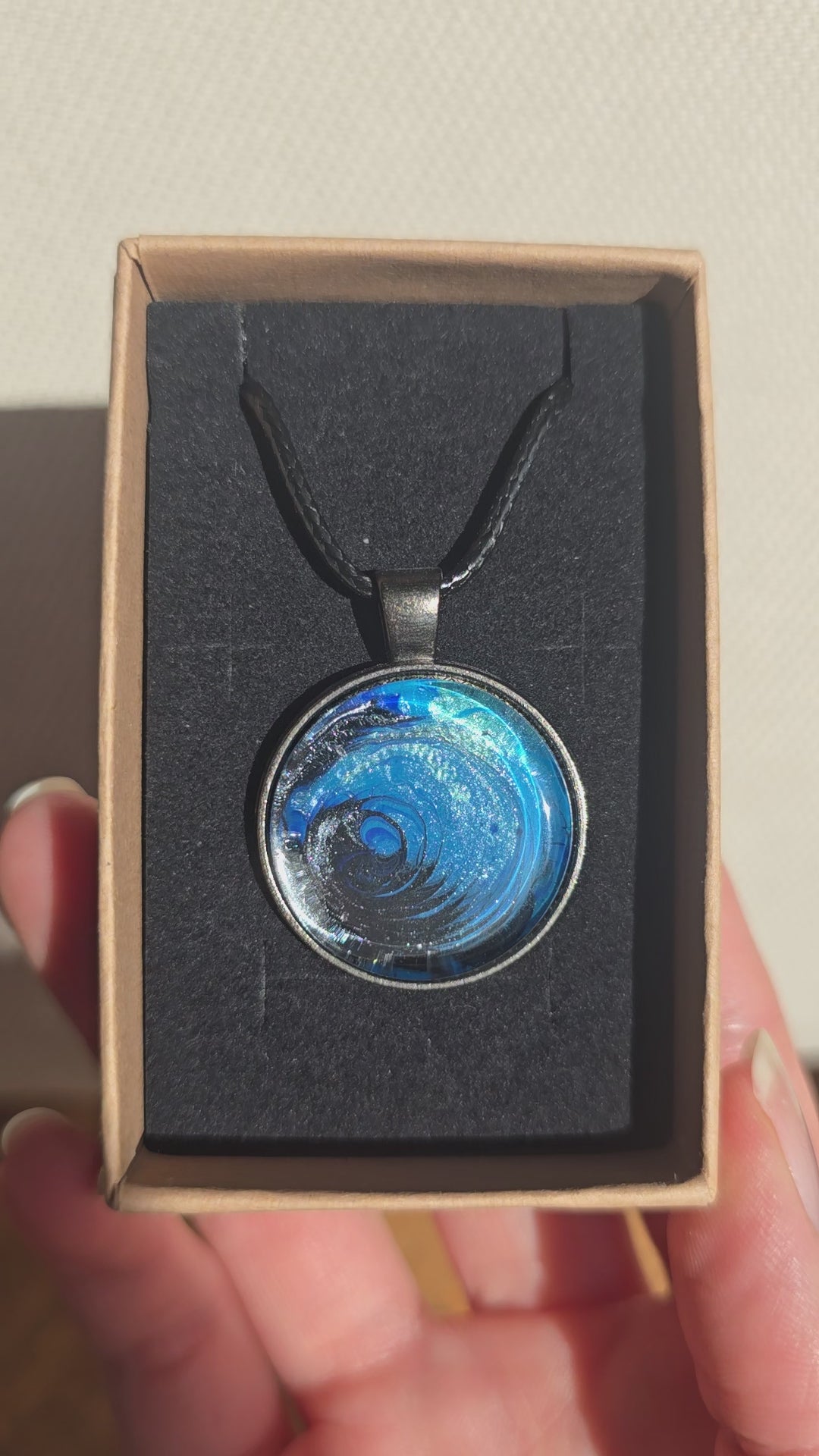 Runde Cabochon-Kette mit spiralförmigem Ozeanmuster in leuchtendem Türkis, kräftigem Blau und dunklem Tiefblau.