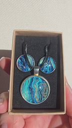 Handgefertigtes Schmuckset Solas Tidal Reef mit runder Halskette und passenden Ohrringen in Blau-, Türkis- und Petroltönen mit organischer Marmorierung.