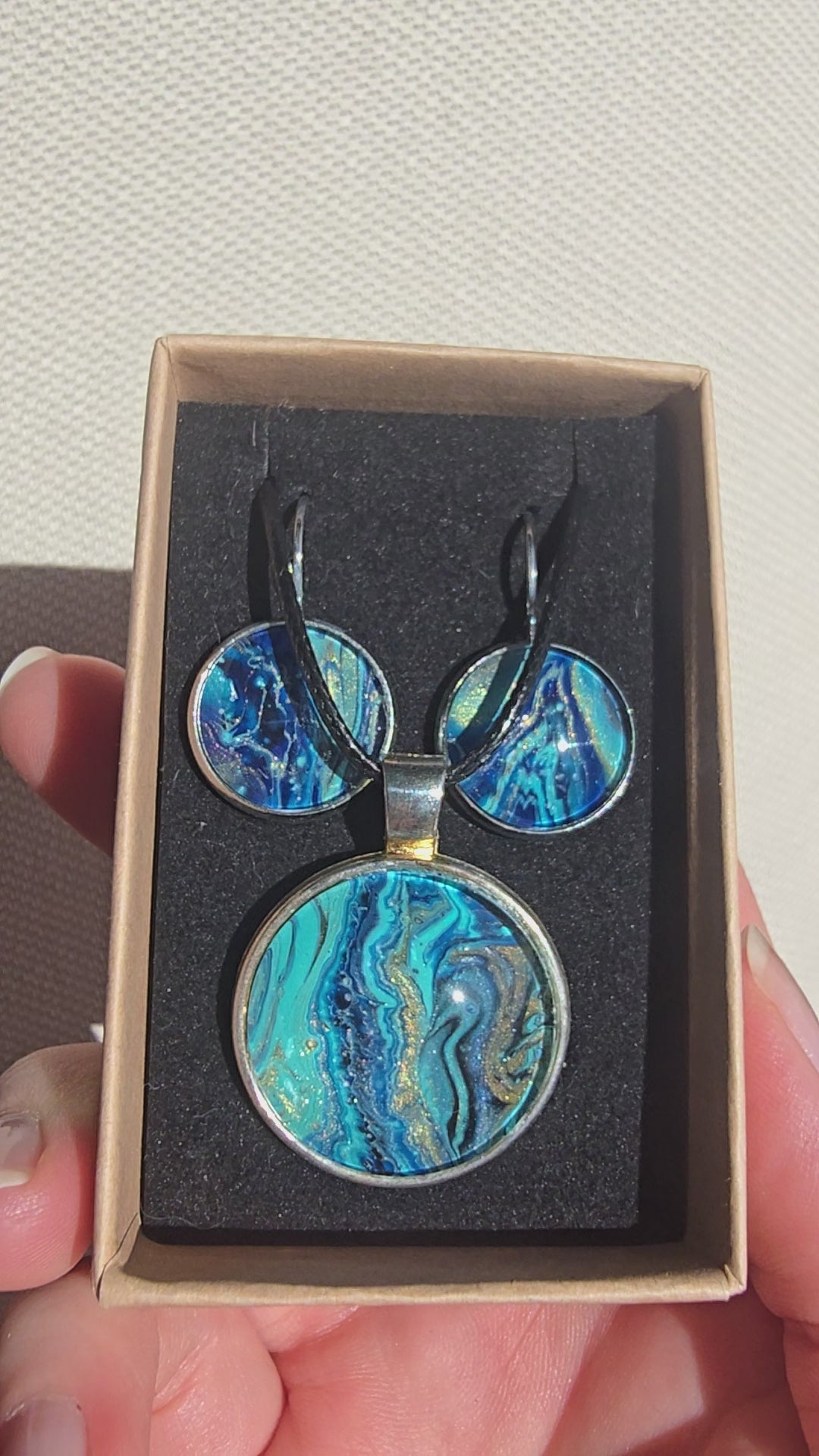 Handgefertigtes Schmuckset Solas Tidal Reef mit runder Halskette und passenden Ohrringen in Blau-, Türkis- und Petroltönen mit organischer Marmorierung.
