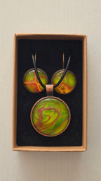 Rundes Cabochon-Schmuckset mit Kette und passenden Ohrringen, leuchtend grün mit fliessenden roten, kupferfarbenen und orangefarbenen Strukturen.