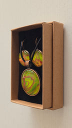 Rundes Cabochon-Schmuckset mit Kette und passenden Ohrringen, leuchtend grün mit fliessenden roten, kupferfarbenen und orangefarbenen Strukturen.