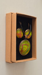 Rundes Cabochon-Schmuckset mit Kette und passenden Ohrringen, leuchtend grün mit fliessenden roten, kupferfarbenen und orangefarbenen Strukturen.