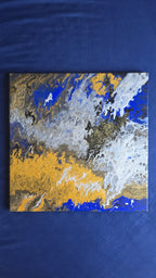 Zwei quadratische abstrakte Acryl-Leinwandbilder mit fliessenden Strukturen in kräftigem Blau, Gold, Weiss, Grau und Schwarz.
