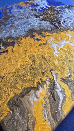 Zwei quadratische abstrakte Acryl-Leinwandbilder mit fliessenden Strukturen in kräftigem Blau, Gold, Weiss, Grau und Schwarz.