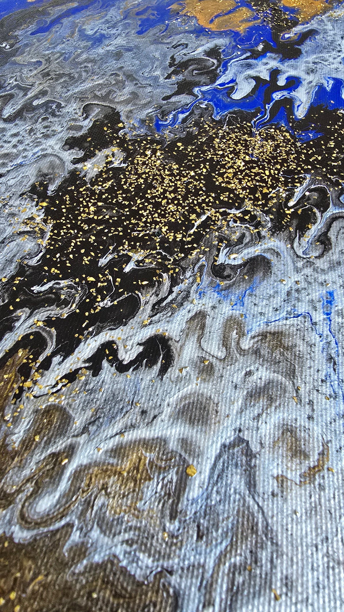 Zwei quadratische abstrakte Acryl-Leinwandbilder mit fliessenden Strukturen in kräftigem Blau, Gold, Weiss, Grau und Schwarz.