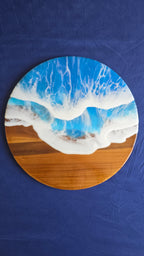 Rundes Resin Wandbild Solas Seafoam auf Holz mit blau-türkisem Meer, weissen Wellen, irisierenden Farbakzenten und sichtbarer Holzstruktur.