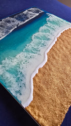 Handgefertigtes Resin-Meeresbild «Solas Shoreline» mit türkisfarbenem Wasser, schäumender Brandung und strukturiertem goldenen Strand auf einem 40 × 40 cm Gesso-Rahmen.