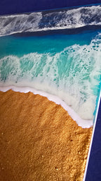 Handgefertigtes Resin-Meeresbild «Solas Shoreline» mit türkisfarbenem Wasser, schäumender Brandung und strukturiertem goldenen Strand auf einem 40 × 40 cm Gesso-Rahmen.