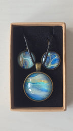 Solas Skyview Schmuckset in Blau und Türkis mit goldigem Schimmer und abstrakter Landschaftsoptik