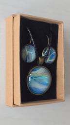 Solas Skyview Schmuckset in Blau und Türkis mit goldigem Schimmer und abstrakter Landschaftsoptik