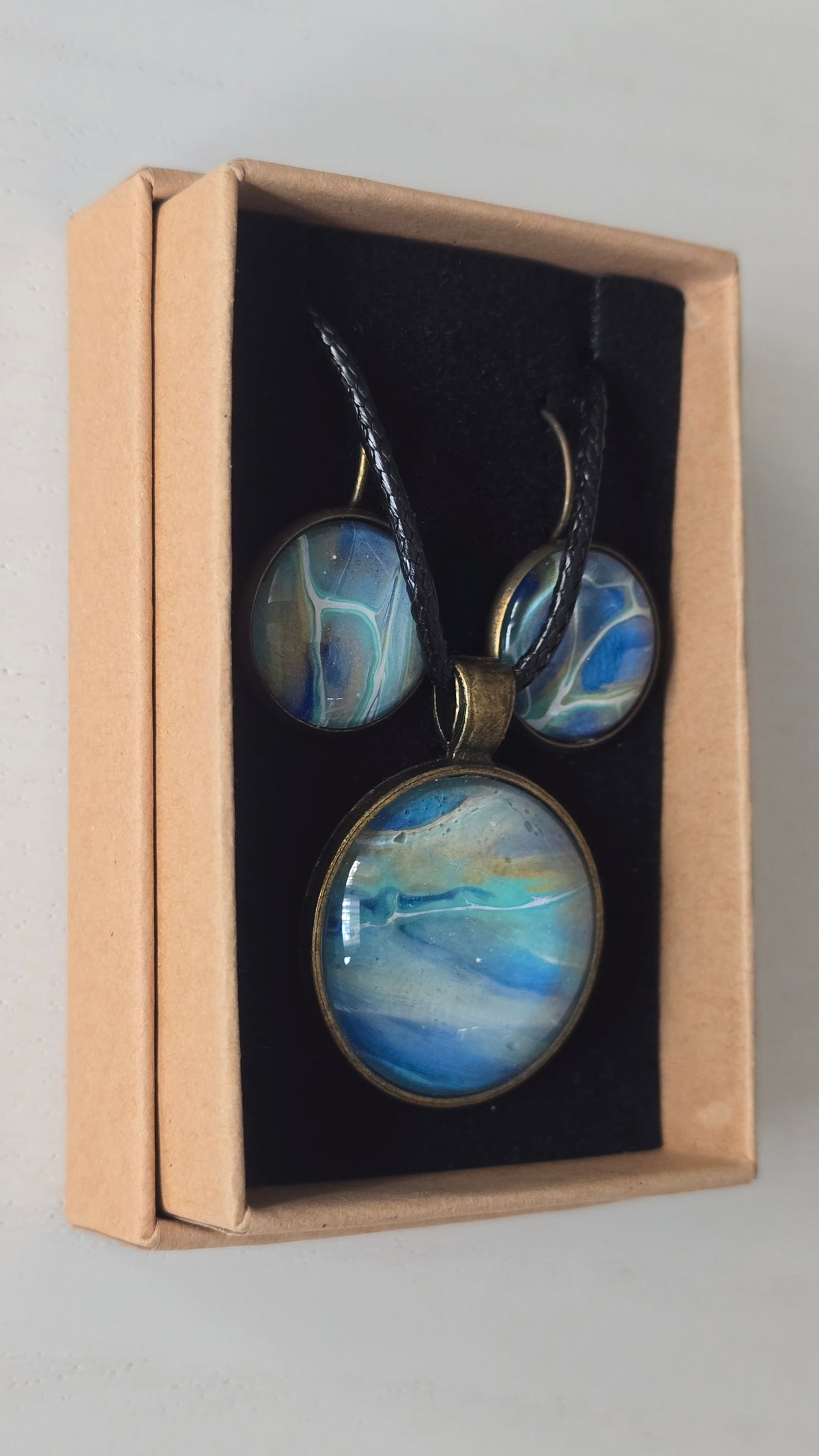 Solas Skyview Schmuckset in Blau und Türkis mit goldigem Schimmer und abstrakter Landschaftsoptik