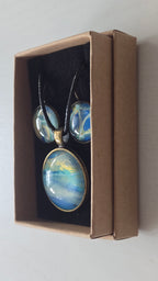 Solas Skyview Schmuckset in Blau und Türkis mit goldigem Schimmer und abstrakter Landschaftsoptik