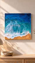 Handgefertigtes Resin-Meeresbild «Solas Storm Wave» mit kraftvollen brechenden Wellen in Blau- und Türkistönen sowie einem strukturierten goldenen Strand auf einem 40 × 40 cm grossen Gesso-Rahmen.