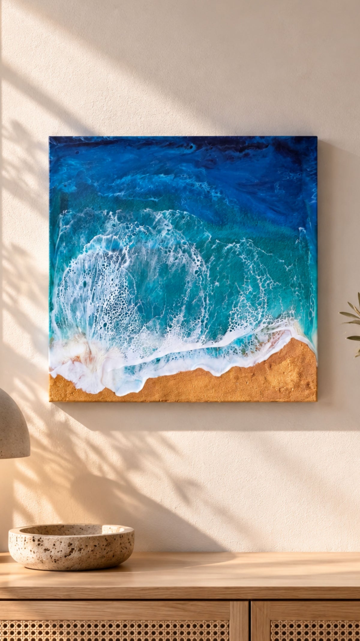 Handgefertigtes Resin-Meeresbild «Solas Storm Wave» mit kraftvollen brechenden Wellen in Blau- und Türkistönen sowie einem strukturierten goldenen Strand auf einem 40 × 40 cm grossen Gesso-Rahmen.