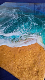 Handgefertigtes Resin-Meeresbild «Solas Storm Wave» mit kraftvollen brechenden Wellen in Blau- und Türkistönen sowie einem strukturierten goldenen Strand auf einem 40 × 40 cm grossen Gesso-Rahmen.
