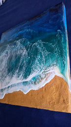 Handgefertigtes Resin-Meeresbild «Solas Storm Wave» mit kraftvollen brechenden Wellen in Blau- und Türkistönen sowie einem strukturierten goldenen Strand auf einem 40 × 40 cm grossen Gesso-Rahmen.