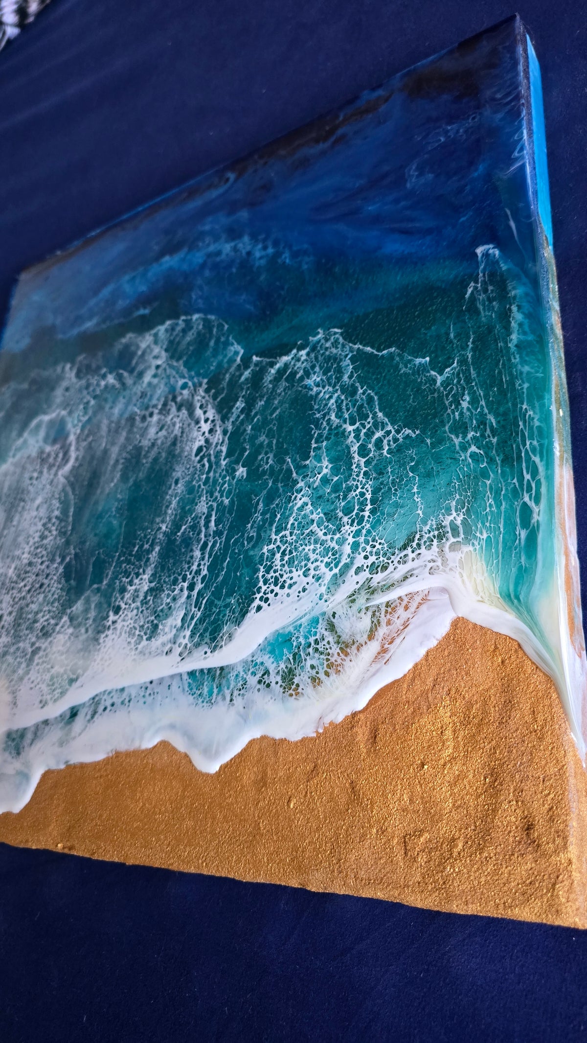 Handgefertigtes Resin-Meeresbild «Solas Storm Wave» mit kraftvollen brechenden Wellen in Blau- und Türkistönen sowie einem strukturierten goldenen Strand auf einem 40 × 40 cm grossen Gesso-Rahmen.