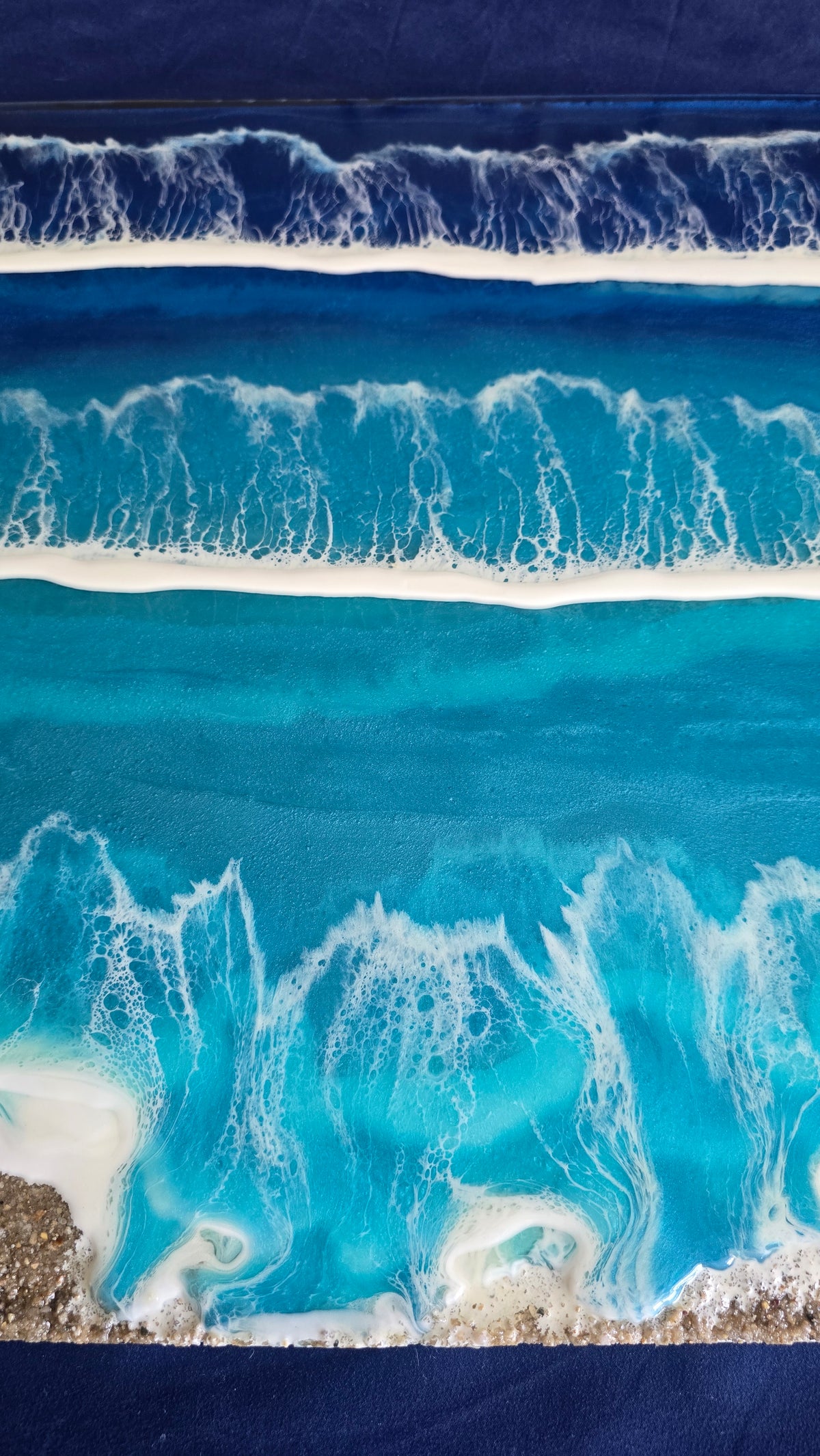Solas Tidal Depths Resin-Meeresbild 70 × 50 cm mit Wellen in Blau und Türkis, irisierenden Effekten und Sand