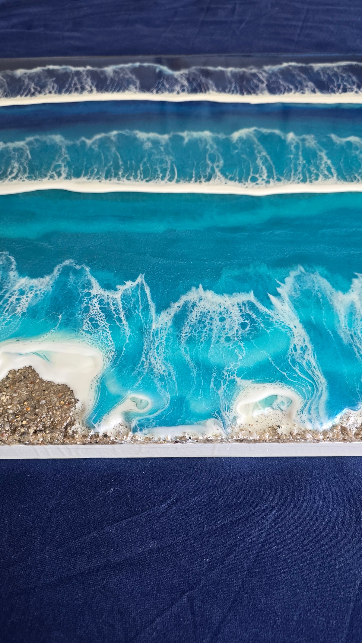 Solas Tidal Depths Resin-Meeresbild 70 × 50 cm mit Wellen in Blau und Türkis, irisierenden Effekten und Sand