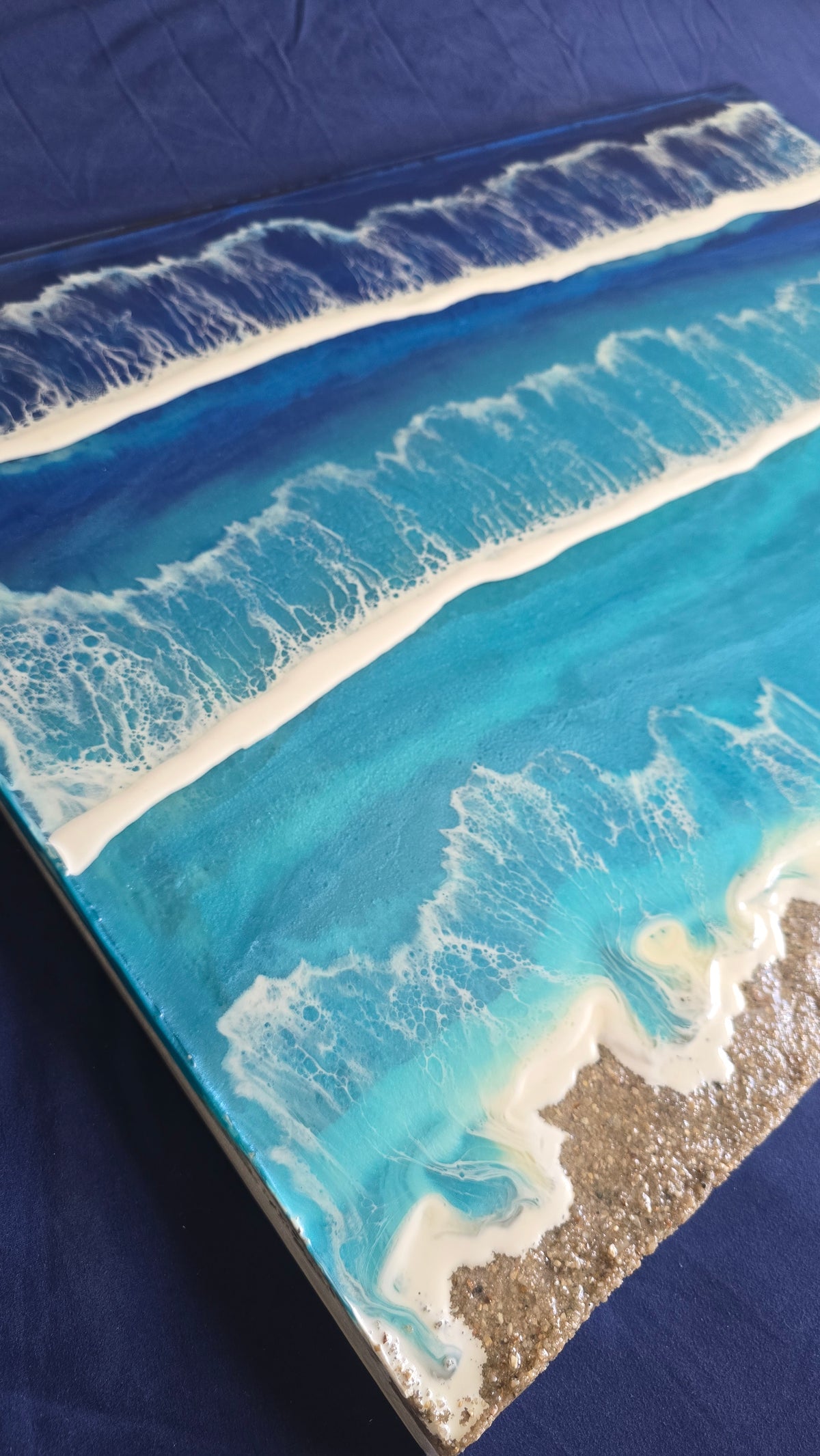 Solas Tidal Depths Resin-Meeresbild 70 × 50 cm mit Wellen in Blau und Türkis, irisierenden Effekten und Sand
