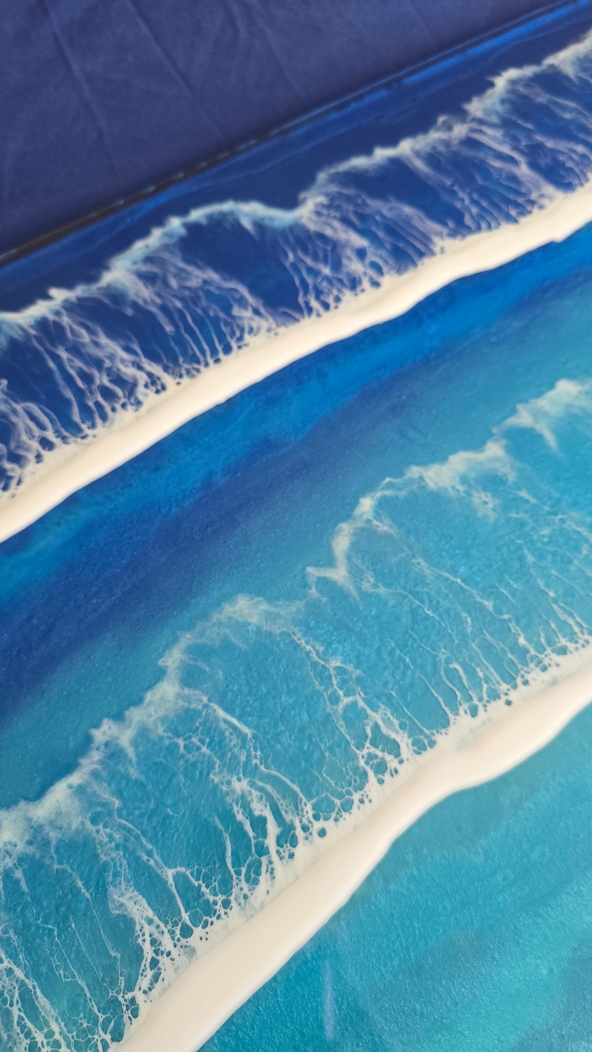 Solas Tidal Depths Resin-Meeresbild 70 × 50 cm mit Wellen in Blau und Türkis, irisierenden Effekten und Sand