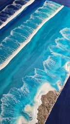 Solas Tidal Depths Resin-Meeresbild 70 × 50 cm mit Wellen in Blau und Türkis, irisierenden Effekten und Sand