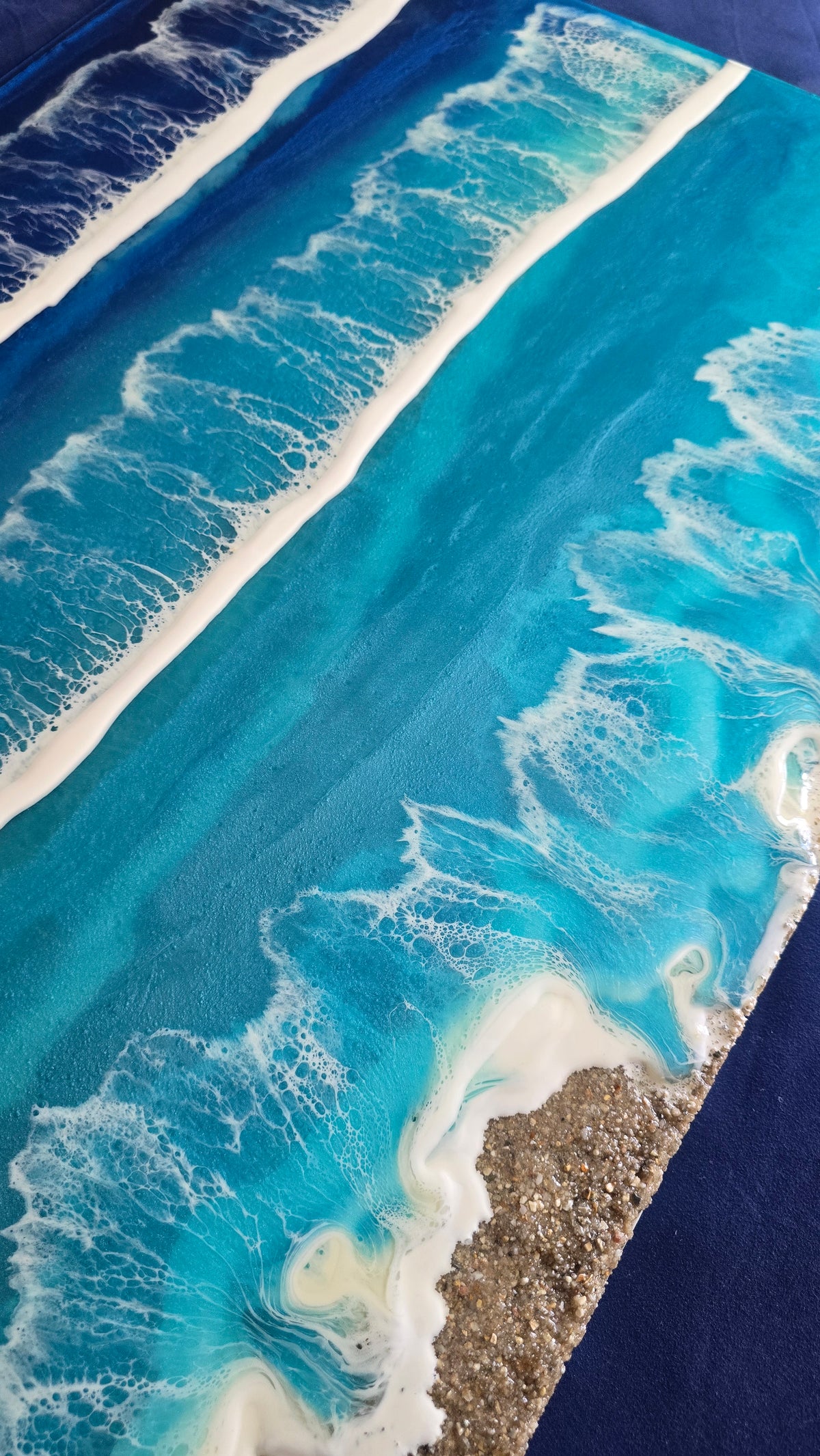 Solas Tidal Depths Resin-Meeresbild 70 × 50 cm mit Wellen in Blau und Türkis, irisierenden Effekten und Sand