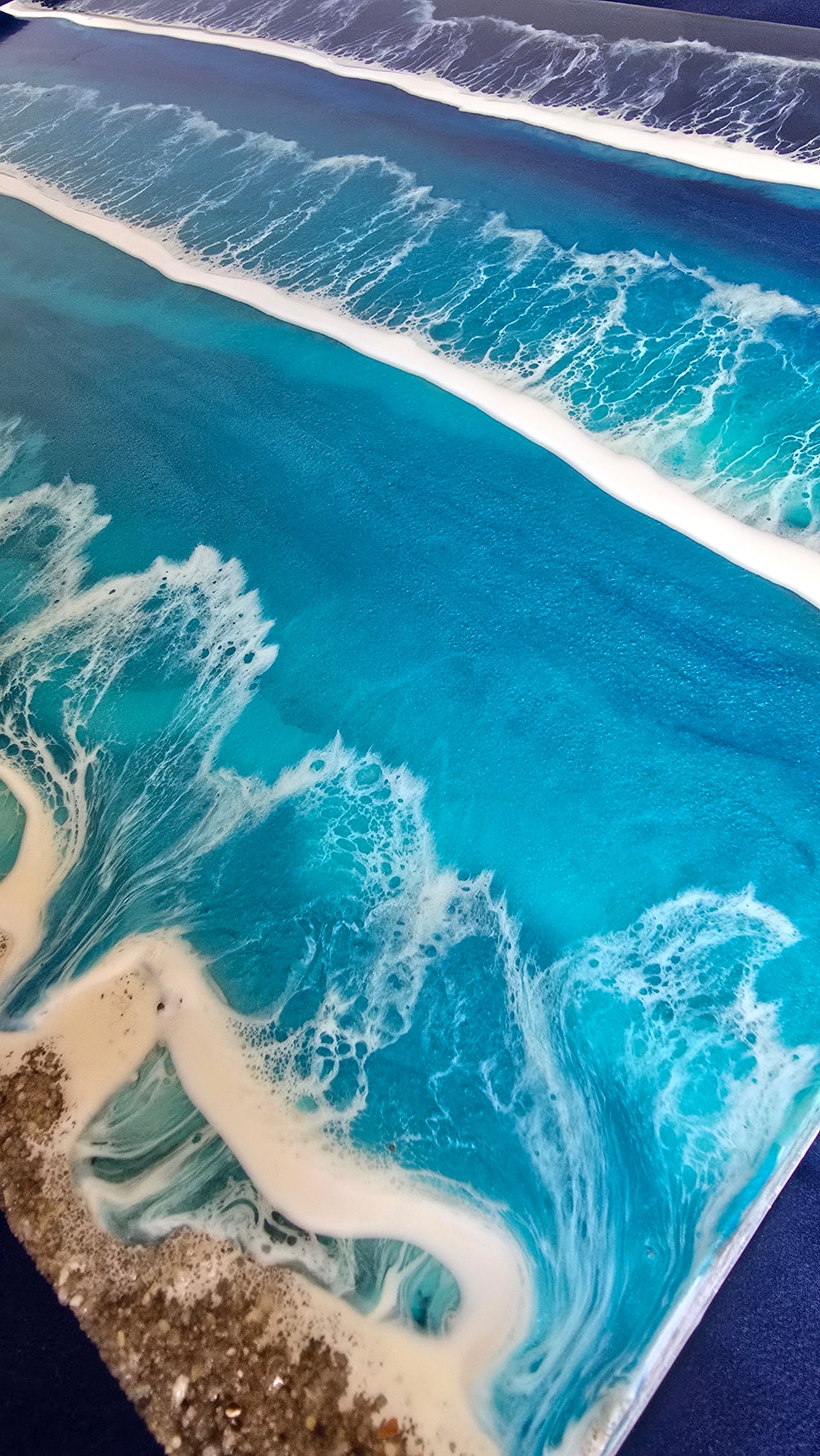 Solas Tidal Depths Resin-Meeresbild 70 × 50 cm mit Wellen in Blau und Türkis, irisierenden Effekten und Sand