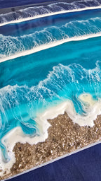 Solas Tidal Depths Resin-Meeresbild 70 × 50 cm mit Wellen in Blau und Türkis, irisierenden Effekten und Sand