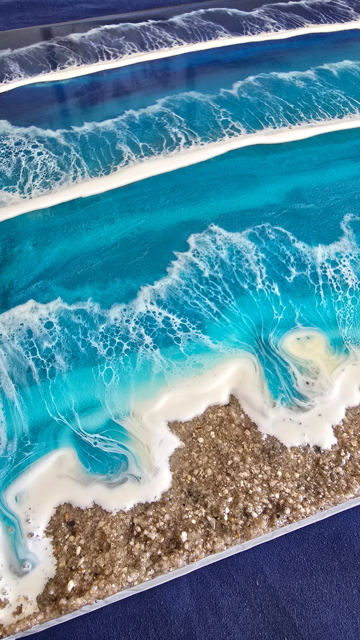 Solas Tidal Depths Resin-Meeresbild 70 × 50 cm mit Wellen in Blau und Türkis, irisierenden Effekten und Sand