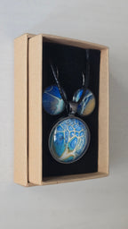 Rundes Cabochon Schmuckset mit schwarzer Kette und zwei Ohrringen, abstrakte Muster in Blau, Türkis, Weiss und Gold mit feinen netzartigen Strukturen.