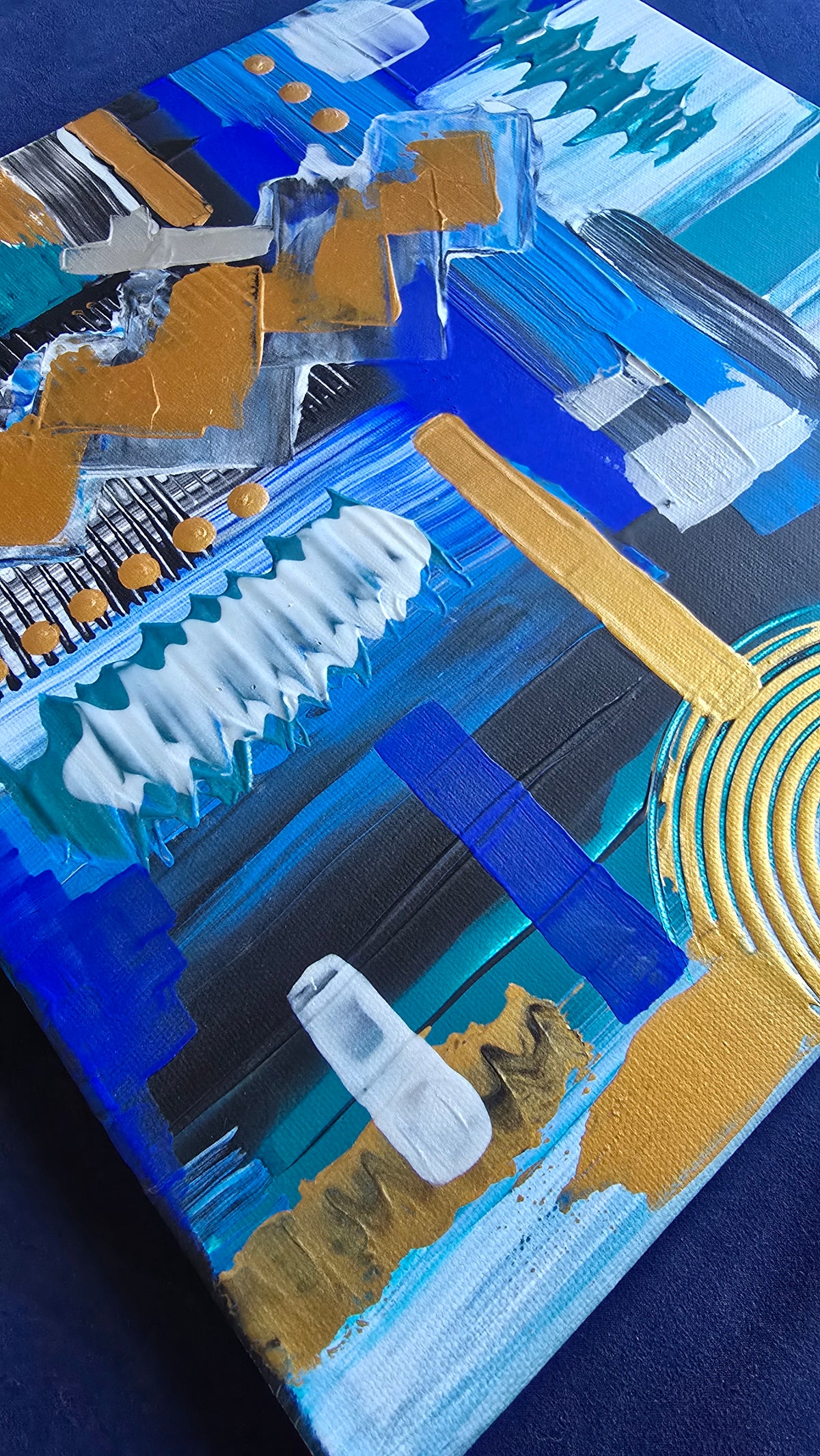 Zwei versetzt angeordnete abstrakte Leinwandbilder mit grafischen Formen, Linien und Pinselstrichen in Blau, Türkis, Gold, Weiss und Schwarz.