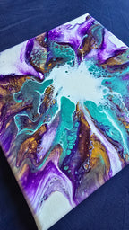Fünf abstrakte Leinwandbilder in unterschiedlichen Grössen mit fliessenden Strukturen in Violett, Türkis, Weiss sowie Gold- und Bronzeakzenten.