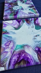 Fünf abstrakte Leinwandbilder in unterschiedlichen Grössen mit fliessenden Strukturen in Violett, Türkis, Weiss sowie Gold- und Bronzeakzenten.