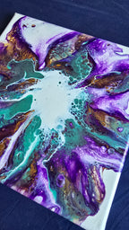 Fünf abstrakte Leinwandbilder in unterschiedlichen Grössen mit fliessenden Strukturen in Violett, Türkis, Weiss sowie Gold- und Bronzeakzenten.