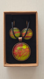 Rundes Cabochon-Schmuckset mit Kette und zwei Ohrringen in leuchtendem Grün, Korallrot und Orange, mit feinen kupferfarbenen, organischen Linien.