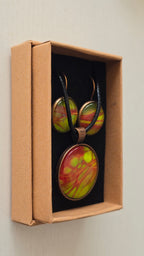 Rundes Cabochon-Schmuckset mit Kette und zwei Ohrringen in leuchtendem Grün, Korallrot und Orange, mit feinen kupferfarbenen, organischen Linien.