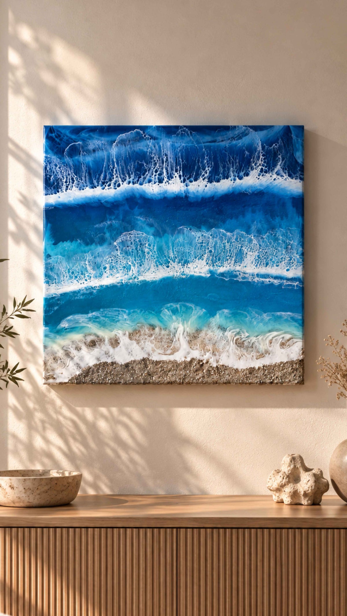 Handgefertigtes Resin-Meeresbild Solas Wild Tide (40 × 40 cm) auf einem strukturierten Gesso-Rahmen mit kraftvollen türkisblauen Wellen, natürlichem Sandstrand und schimmernden Perlmutt-Effekten.